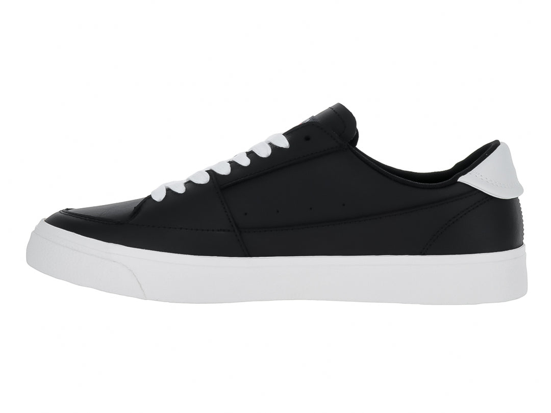 Tenis Tommy Hilfiger de color negro con suela y agujetas blancas, estilo casual.