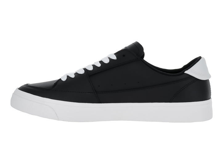 Tenis Tommy Hilfiger de color negro con suela y agujetas blancas, estilo casual.