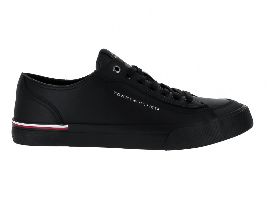 Tenis negros de cuero Tommy Hilfiger con detalle de franja roja y blanca en la suela.