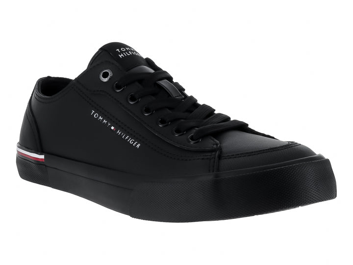 Tenis negros de cuero Tommy Hilfiger con detalle de franja roja y blanca en la suela.