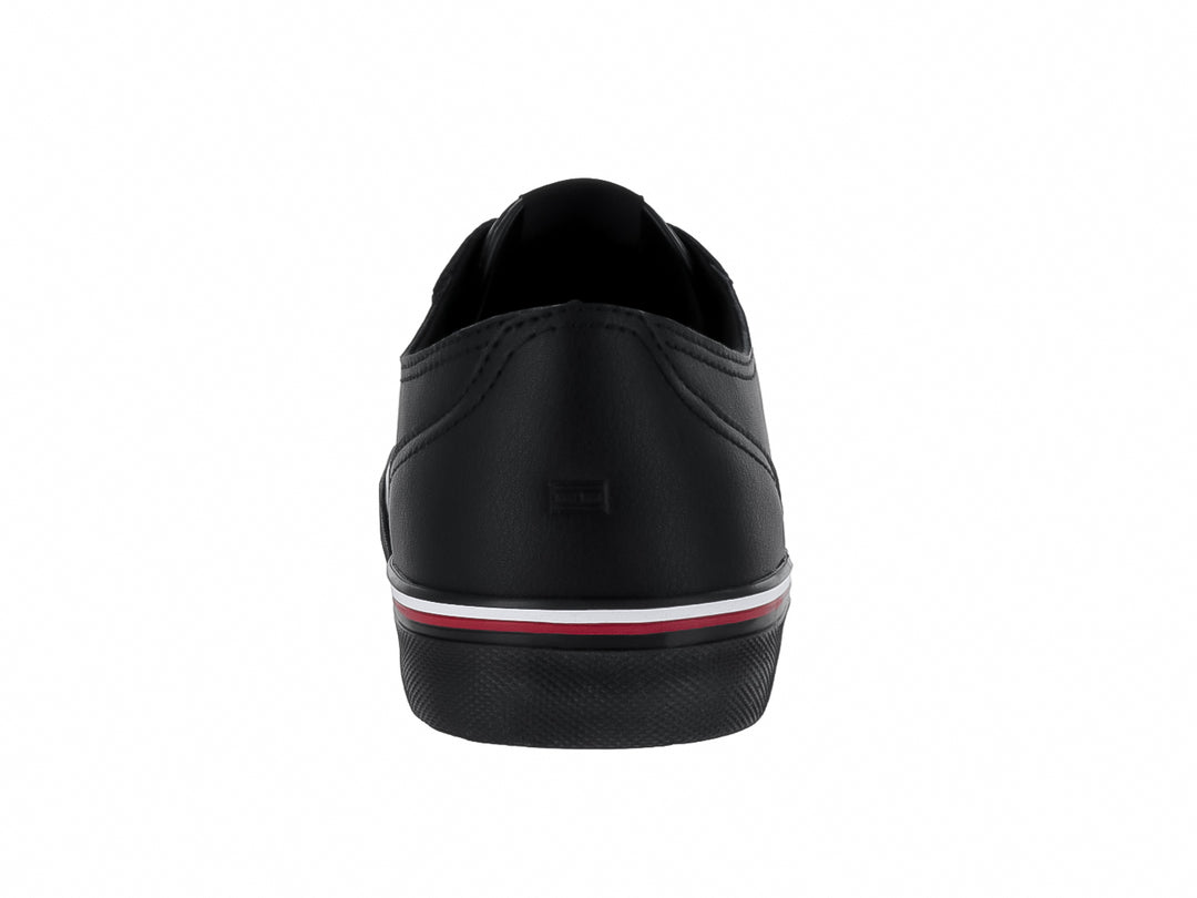 Tenis negros de cuero Tommy Hilfiger con detalle de franja roja y blanca en la suela.