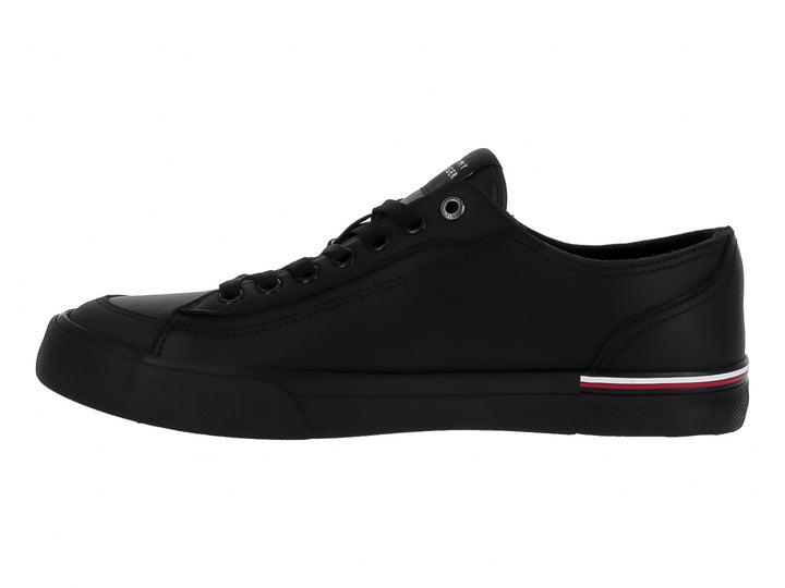 Tenis negros de cuero Tommy Hilfiger con detalle de franja roja y blanca en la suela.