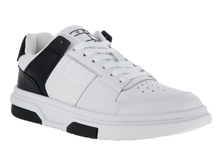 Tenis Tommy Hilfiger modelo Brooklyn en color blanco con detalles en negro y suela blanca robusta.