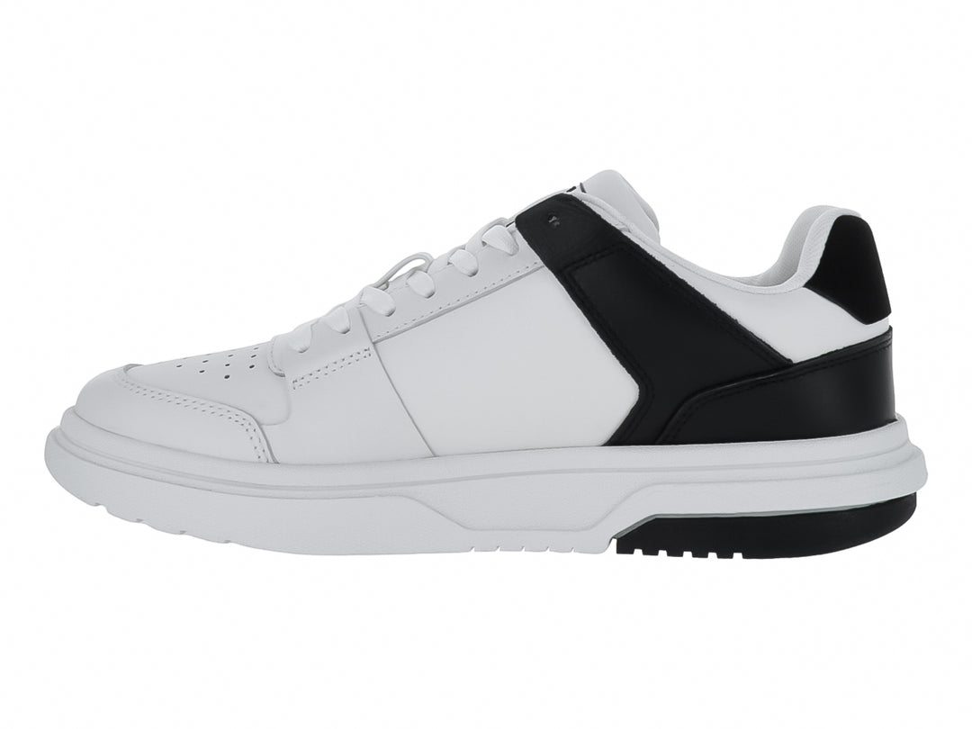 Tenis Tommy Hilfiger modelo Brooklyn en color blanco con detalles en negro y suela blanca robusta.