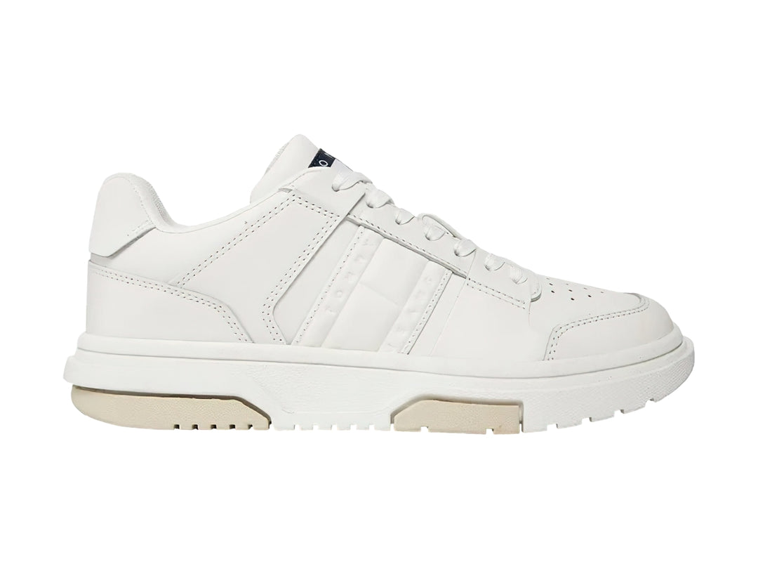 Tenis Tommy Hilfiger color blanco ecru de cuero con suela gruesa y cordones.