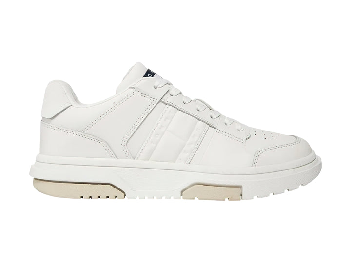 Tenis Tommy Hilfiger color blanco ecru de cuero con suela gruesa y cordones.