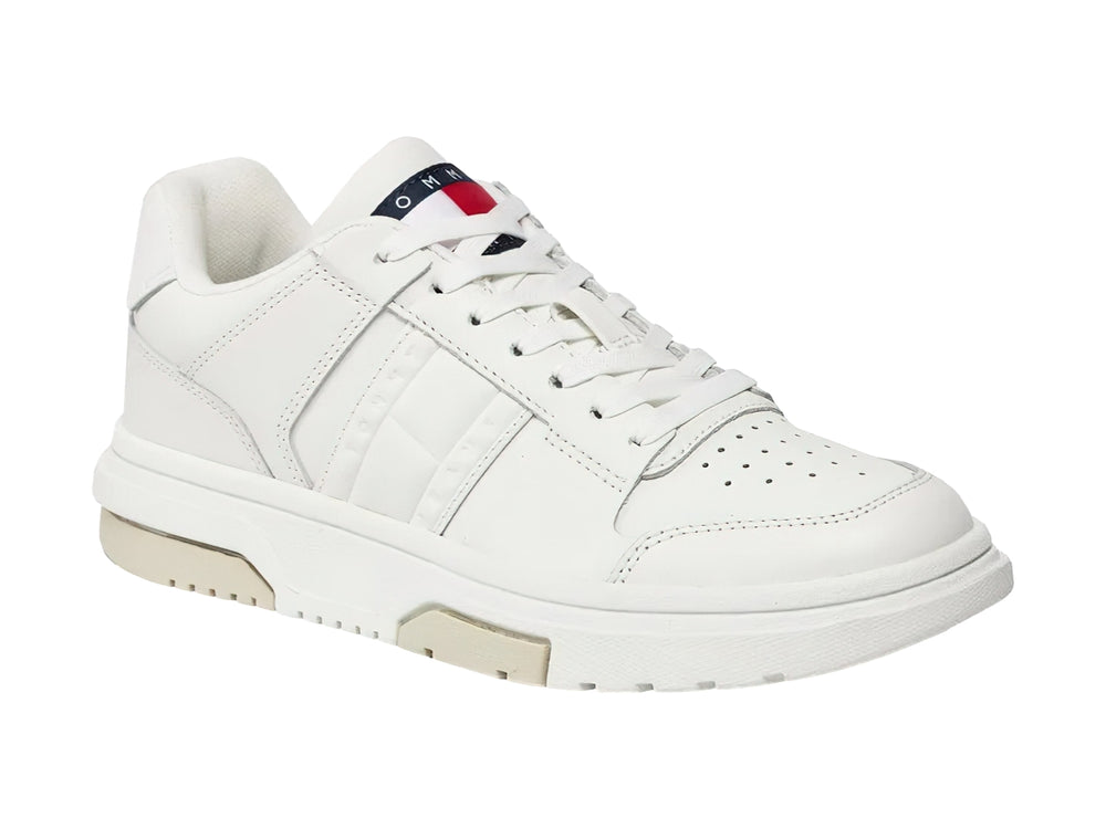 Tenis Tommy Hilfiger color blanco ecru de cuero con suela gruesa y cordones.