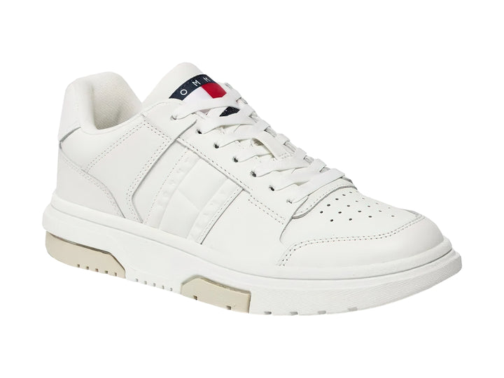 Tenis Tommy Hilfiger color blanco ecru de cuero con suela gruesa y cordones.