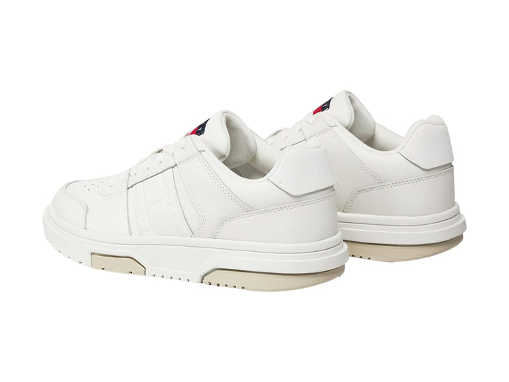 Tenis Tommy Hilfiger color blanco ecru de cuero con suela gruesa y cordones.