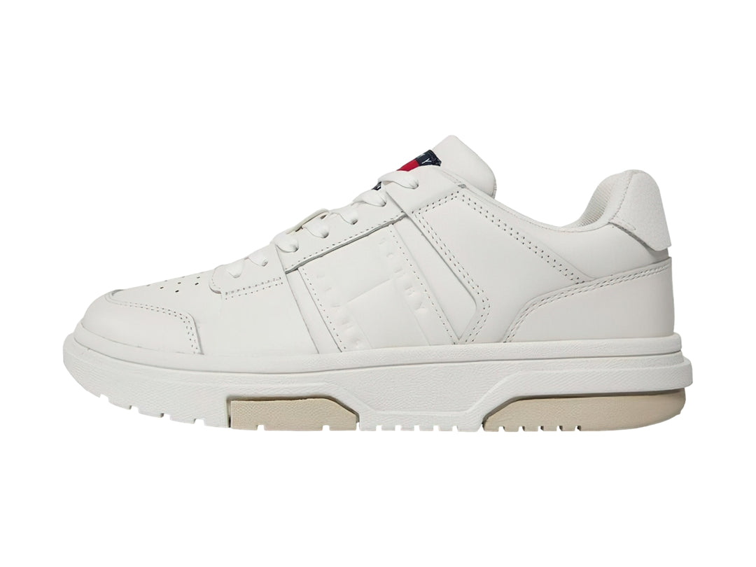 Tenis Tommy Hilfiger color blanco ecru de cuero con suela gruesa y cordones.