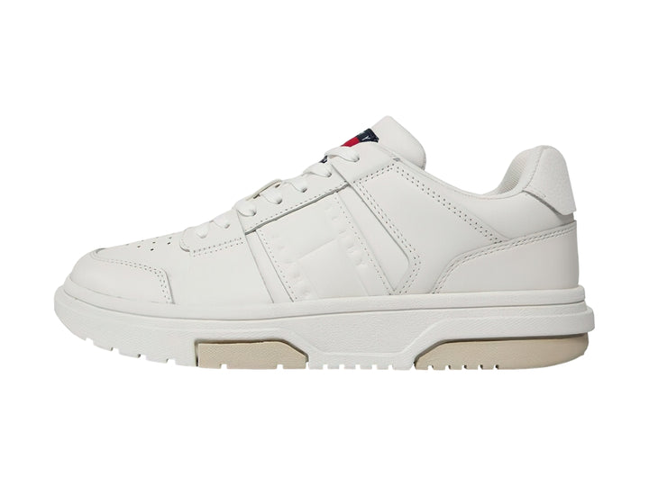 Tenis Tommy Hilfiger color blanco ecru de cuero con suela gruesa y cordones.