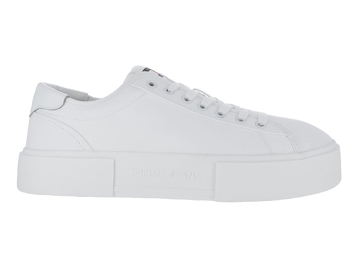 Tenis Tommy Hilfiger color blanco con suela de plataforma ancha y cordones.