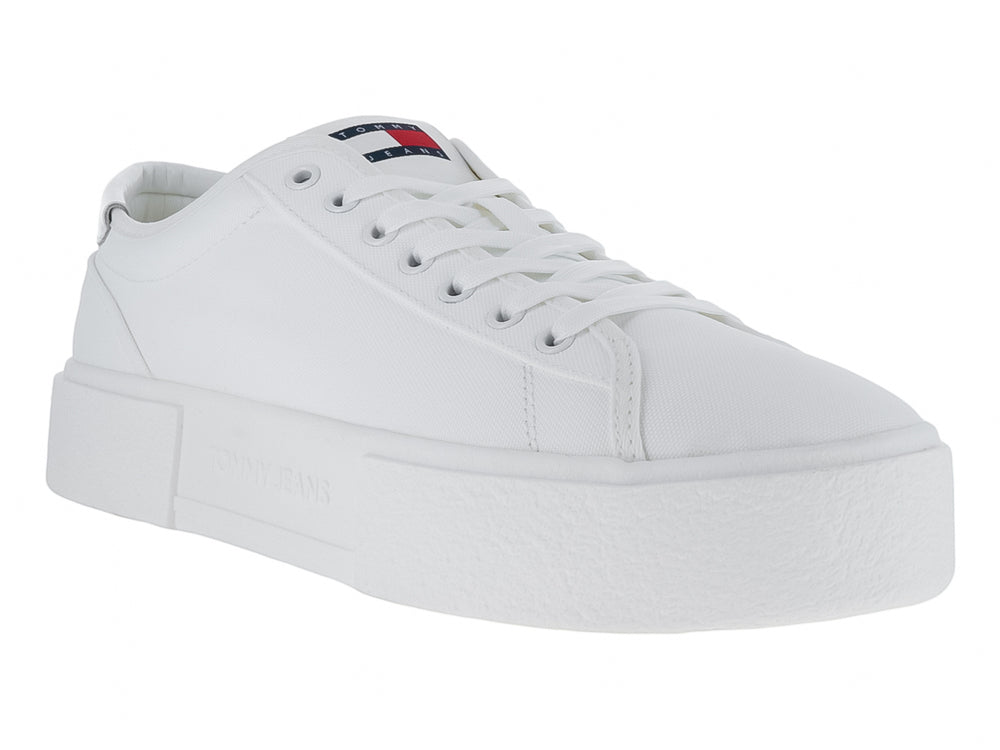 Tenis Tommy Hilfiger color blanco con suela de plataforma ancha y cordones.