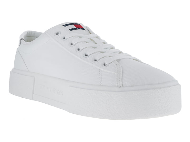 Tenis Tommy Hilfiger color blanco con suela de plataforma ancha y cordones.