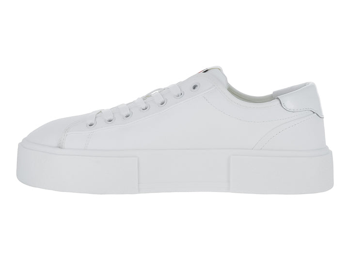 Tenis Tommy Hilfiger color blanco con suela de plataforma ancha y cordones.