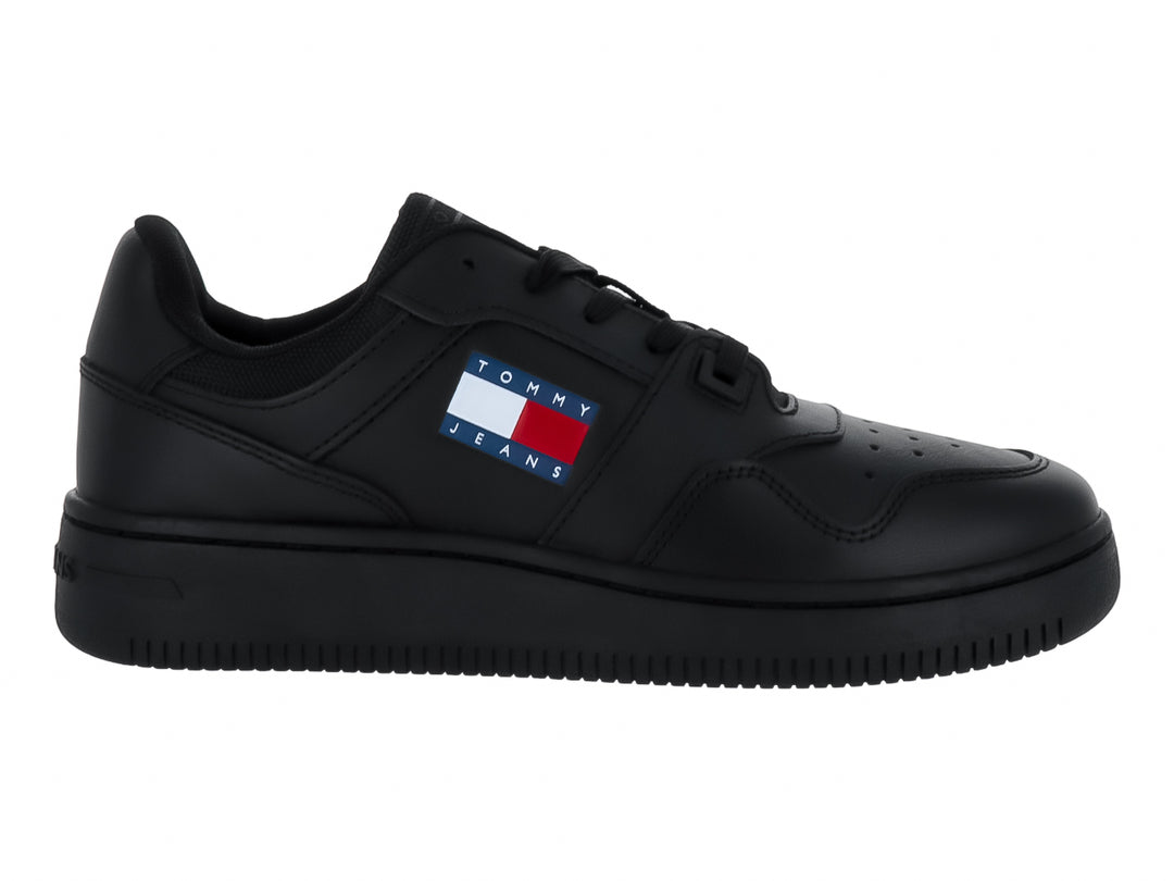 Tenis Tommy Hilfiger Retro Basket en color negro con logotipo de Tommy Jeans en el lateral.