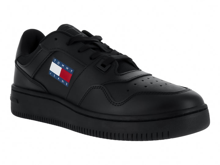 Tenis Tommy Hilfiger Retro Basket en color negro con logotipo de Tommy Jeans en el lateral.