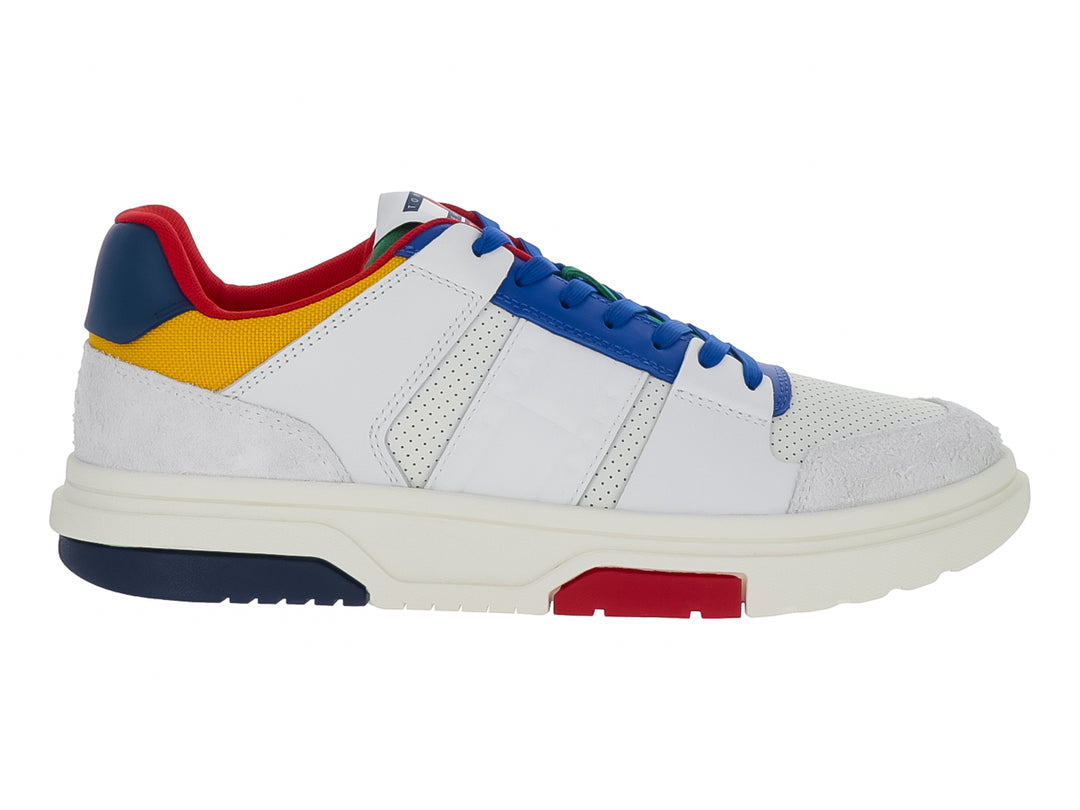Tenis Tommy Hilfiger color ivory con detalles en azul, rojo y amarillo y suela blanca robusta.