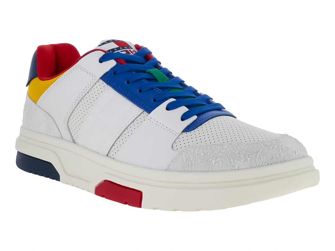 Tenis Tommy Hilfiger color ivory con detalles en azul, rojo y amarillo y suela blanca robusta.