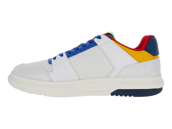 Tenis Tommy Hilfiger color ivory con detalles en azul, rojo y amarillo y suela blanca robusta.
