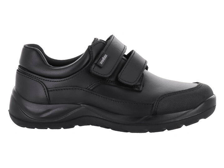 Zapato infantil color negro con cierre de velcro y suela gruesa.