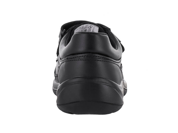 Zapato infantil color negro con cierre de velcro y suela gruesa.