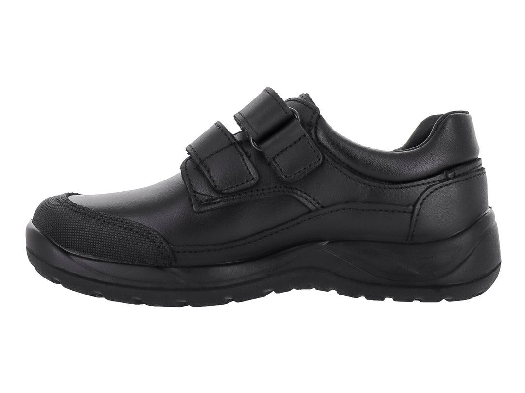 Zapato infantil color negro con cierre de velcro y suela gruesa.
