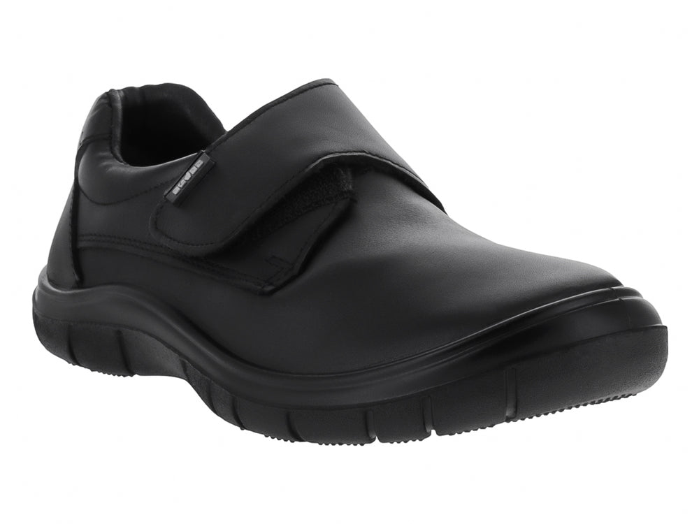 Zapato negro para niño o niña con cierre de velcro y suela cómoda sobre fondo blanco.