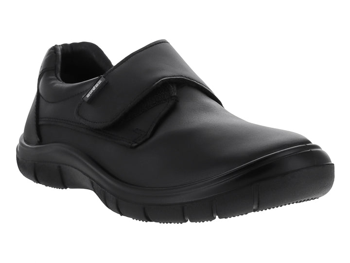 Zapato negro para niño o niña con cierre de velcro y suela cómoda sobre fondo blanco.