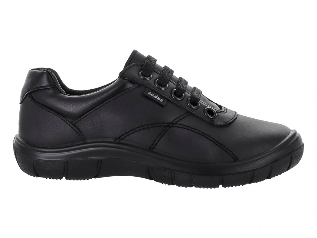 Zapato casual color negro para niño o niña con cordones y suela robusta.