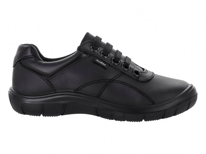 Zapato casual color negro para niño o niña con cordones y suela robusta.