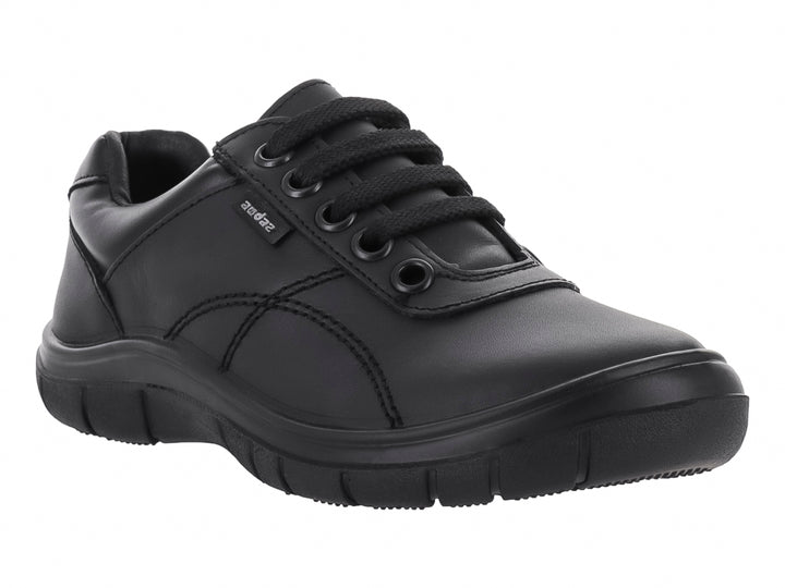 Zapato casual color negro para niño o niña con cordones y suela robusta.