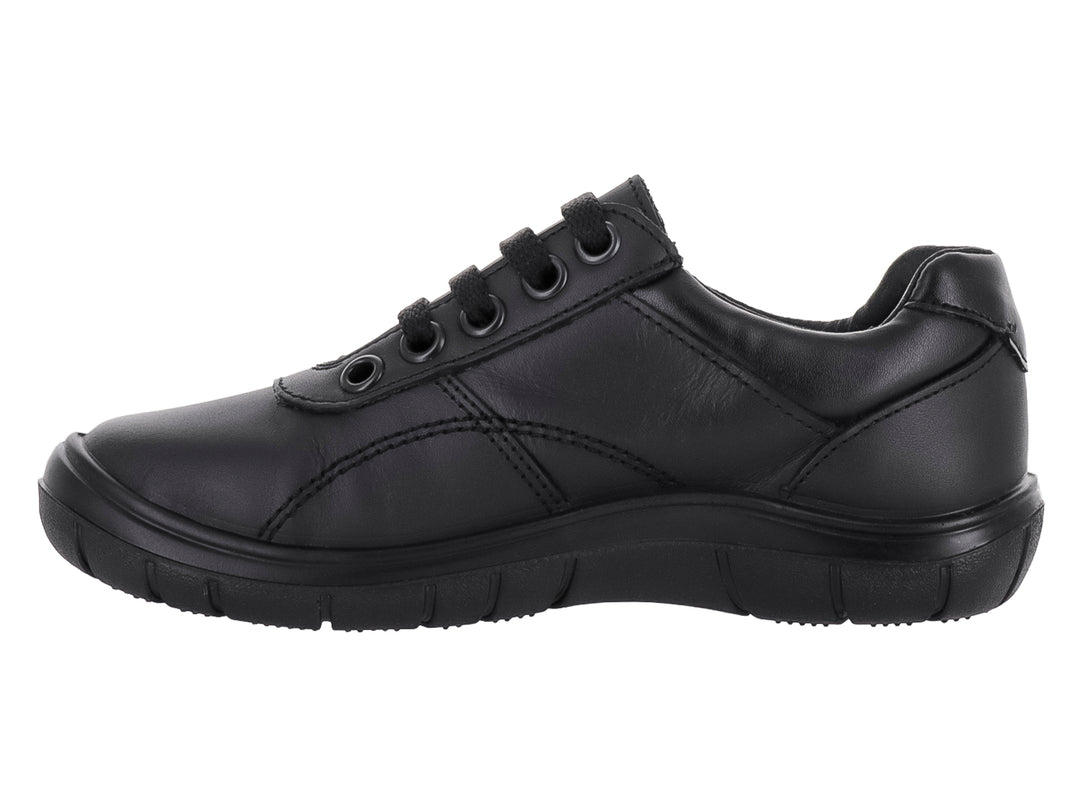 Zapato casual color negro para niño o niña con cordones y suela robusta.