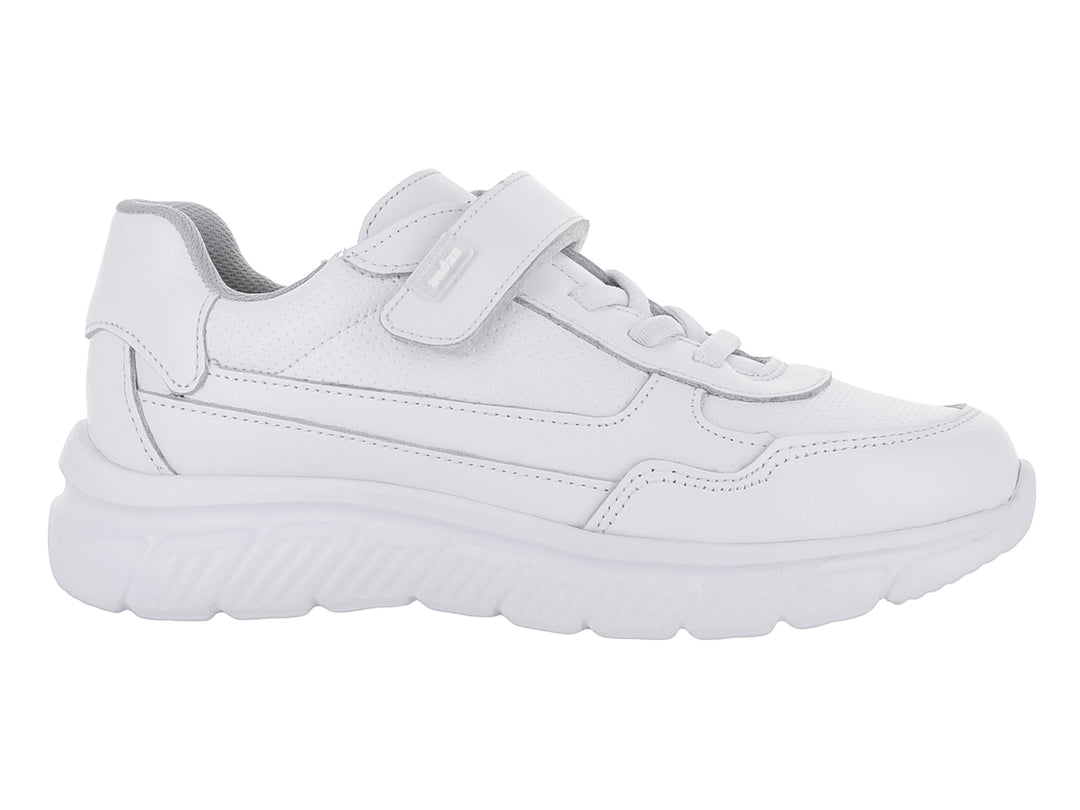 Tenis deportivos para niño o niña en color blanco con cierre de velcro y agujetas sobre fondo blanco.