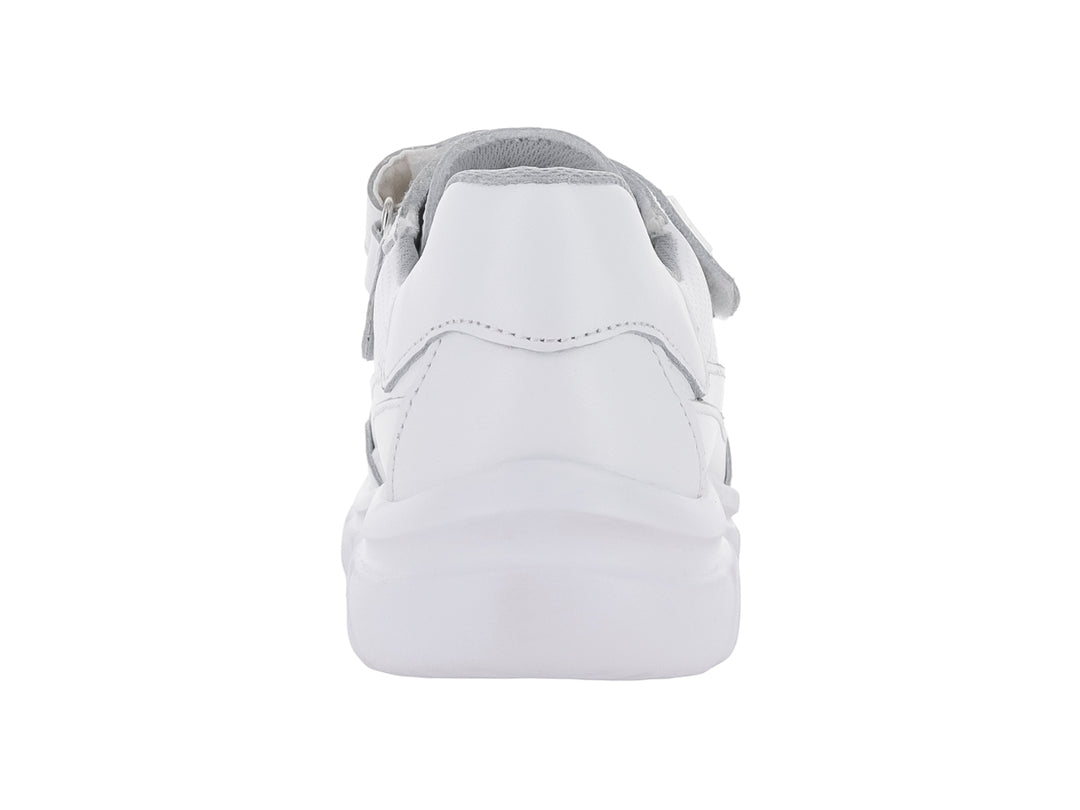 Tenis deportivos para niño o niña en color blanco con cierre de velcro y agujetas sobre fondo blanco.