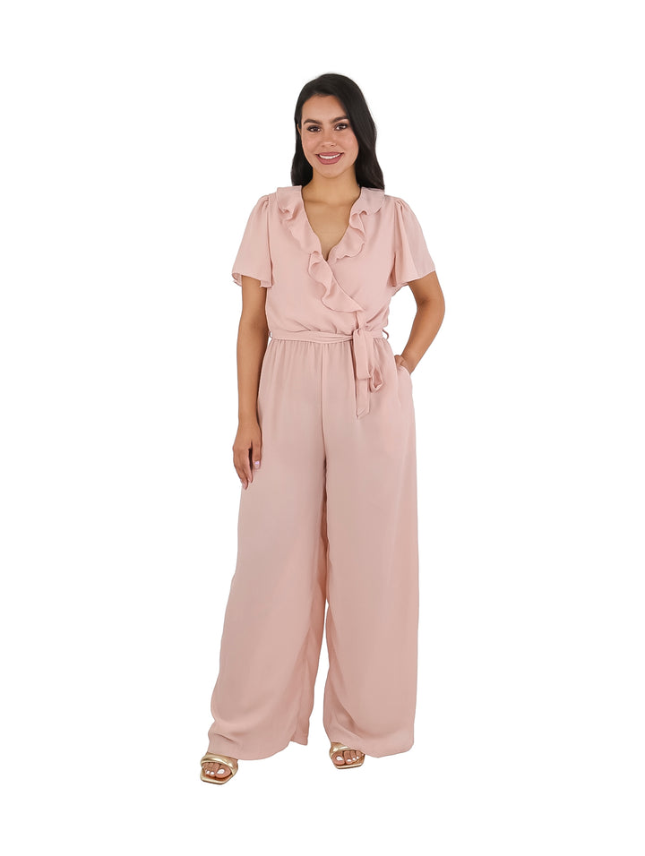 Conjunto de blusa con volantes y pantalón ancho en color rosa para mujer.