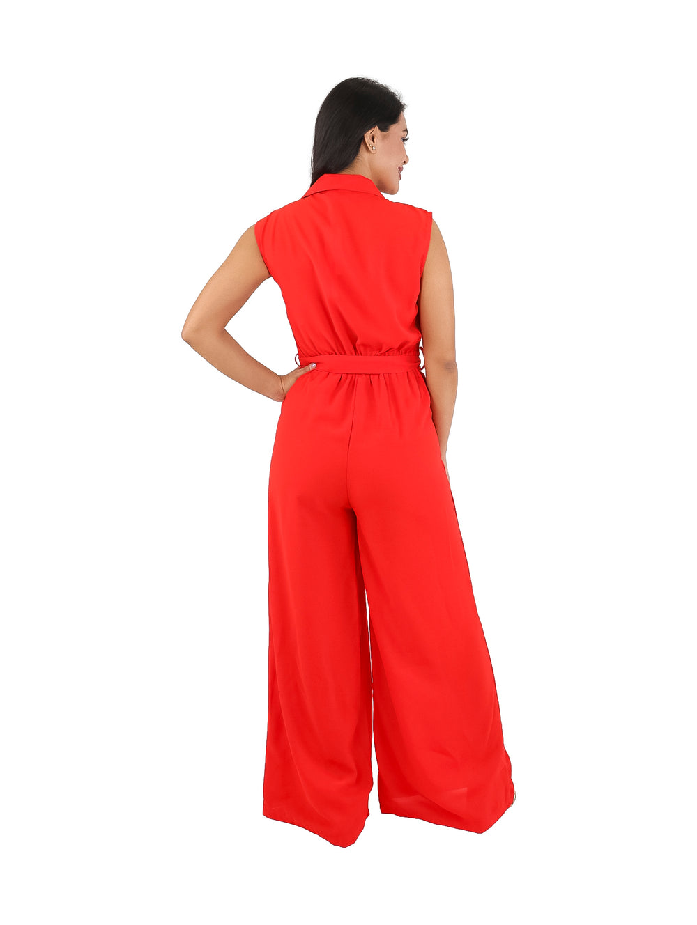 Mujer vistiendo un enterizo color naranja con pantalones palazzo y lazo en la cintura.
