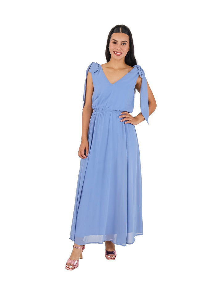 Mujer vistiendo un vestido largo color azul con tirantes anudados en los hombros.