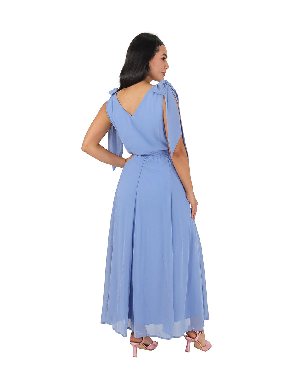 Mujer vistiendo un vestido largo color azul con tirantes anudados en los hombros.