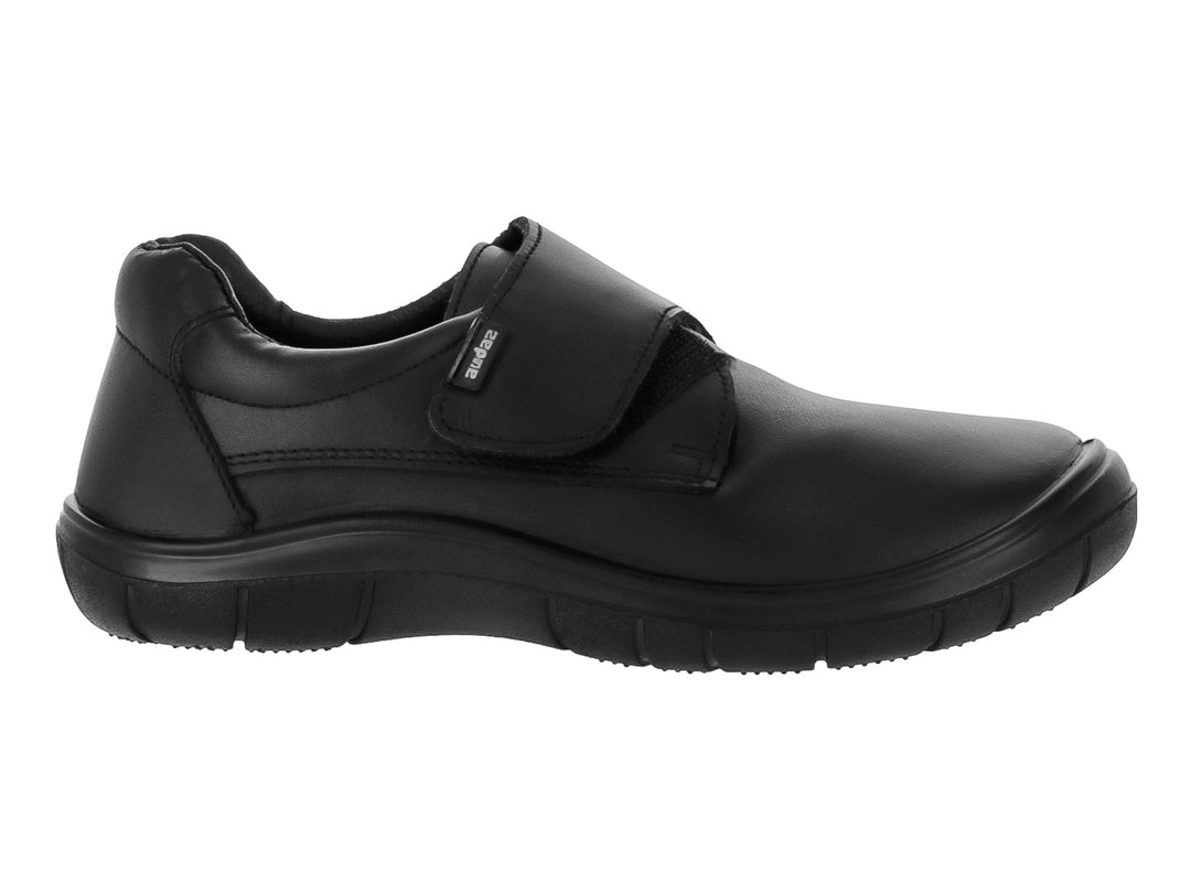 Zapato infantil color negro con cierre de velcro y suela cómoda.