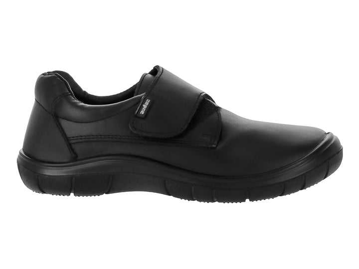 Zapato infantil color negro con cierre de velcro y suela cómoda.