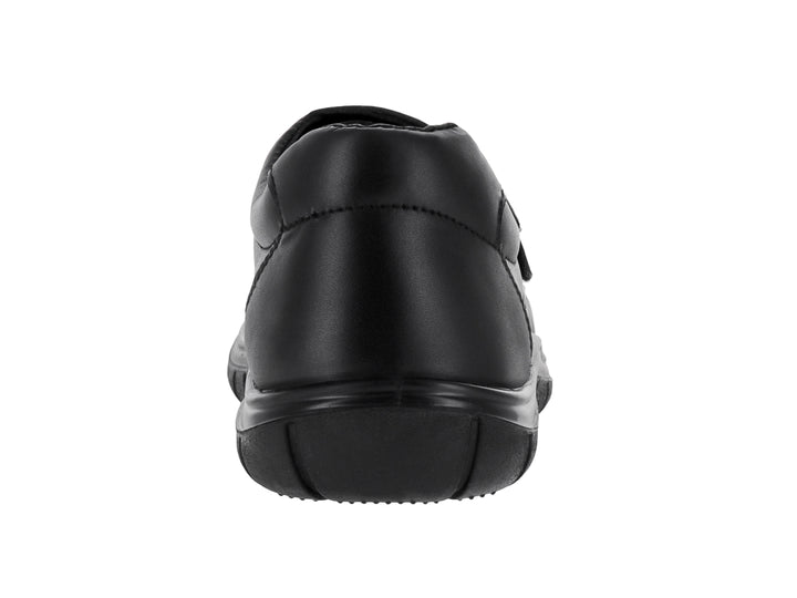 Zapato infantil color negro con cierre de velcro y suela cómoda.