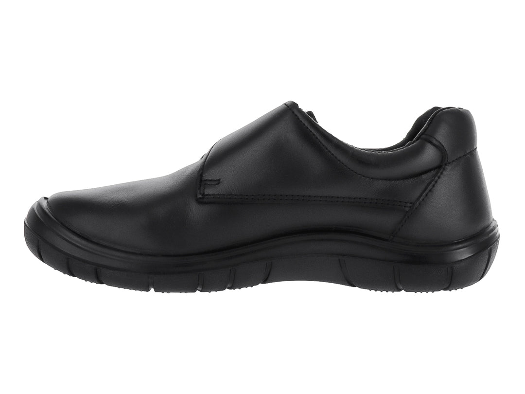 Zapato infantil color negro con cierre de velcro y suela cómoda.