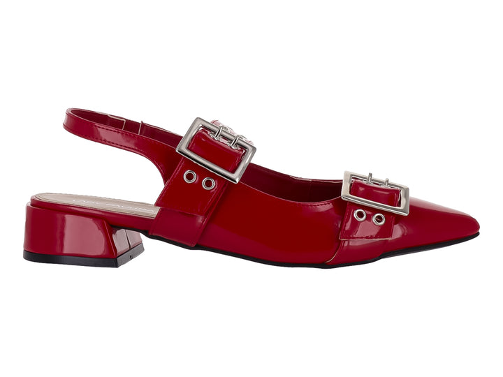 Zapato rojo de charol con tacón cuadrado, hebillas plateadas y correa posterior tipo slingback.