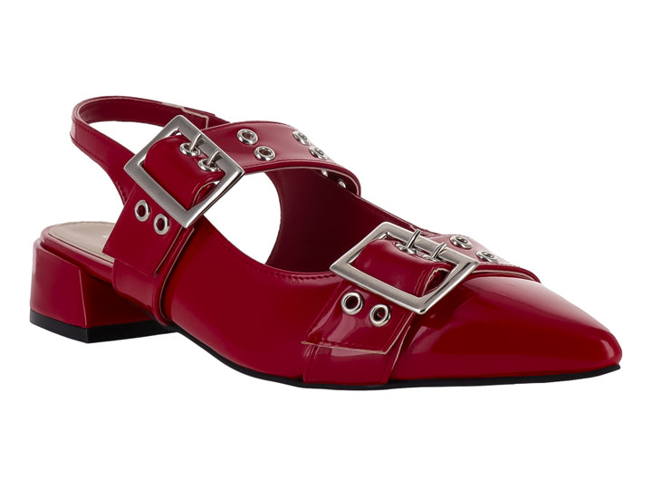Zapato rojo de charol con tacón cuadrado, hebillas plateadas y correa posterior tipo slingback.
