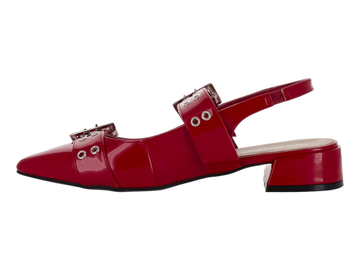Zapato rojo de charol con tacón cuadrado, hebillas plateadas y correa posterior tipo slingback.