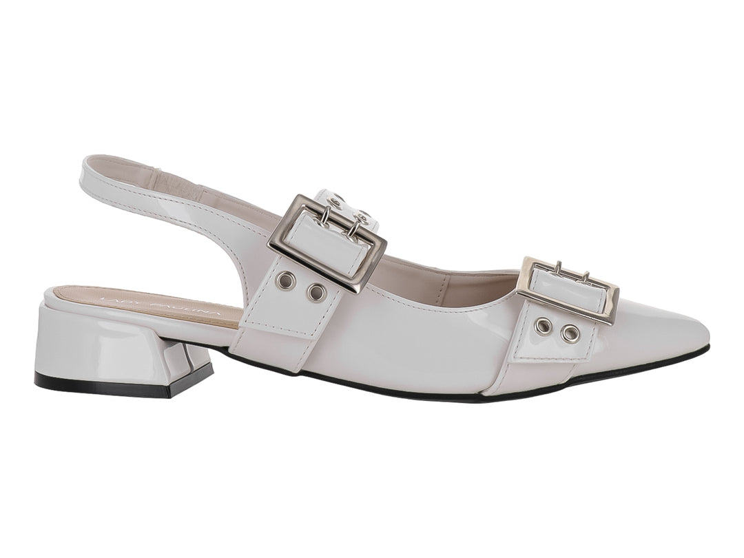 Zapato color latte de charol brillante con punta afilada, tacón bajo y dos hebillas plateadas decorativas.