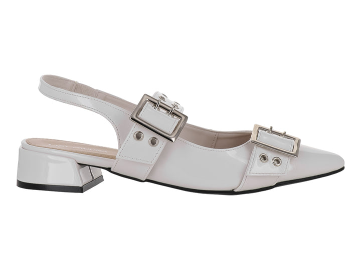 Zapato color latte de charol brillante con punta afilada, tacón bajo y dos hebillas plateadas decorativas.