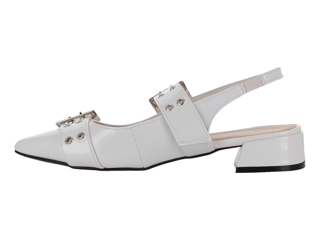 Zapato color latte de charol brillante con punta afilada, tacón bajo y dos hebillas plateadas decorativas.