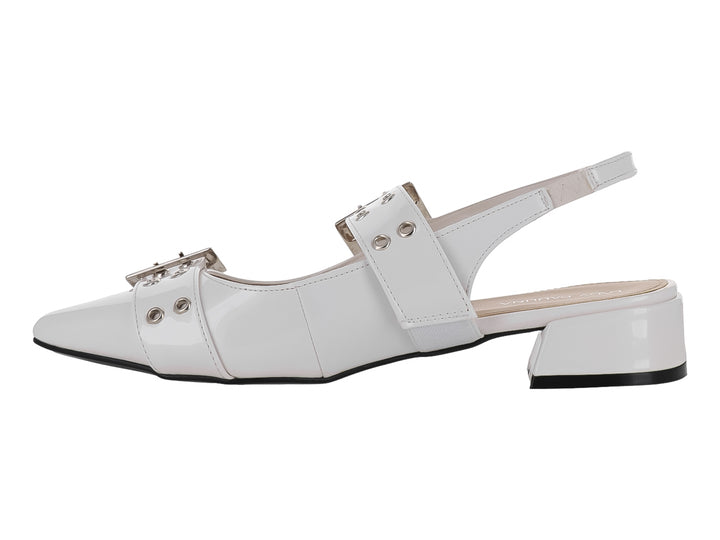Zapato color latte de charol brillante con punta afilada, tacón bajo y dos hebillas plateadas decorativas.